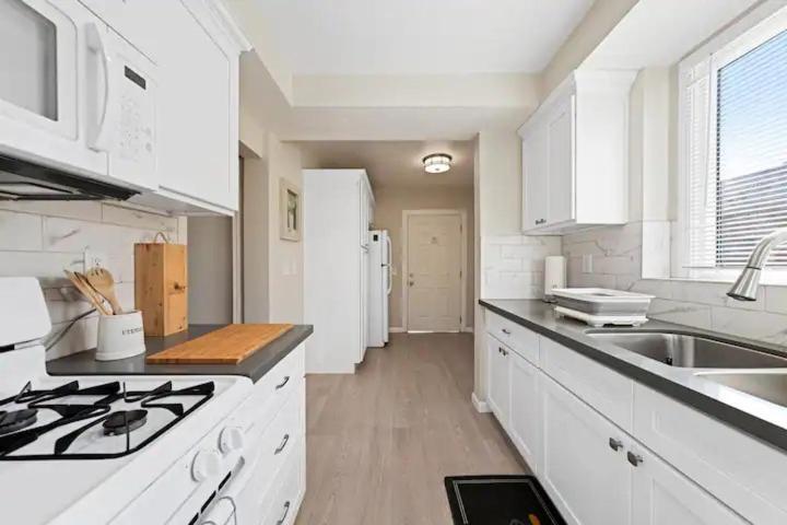 Holiday home Spacious Centrally Located New 2 Bedroom Property!